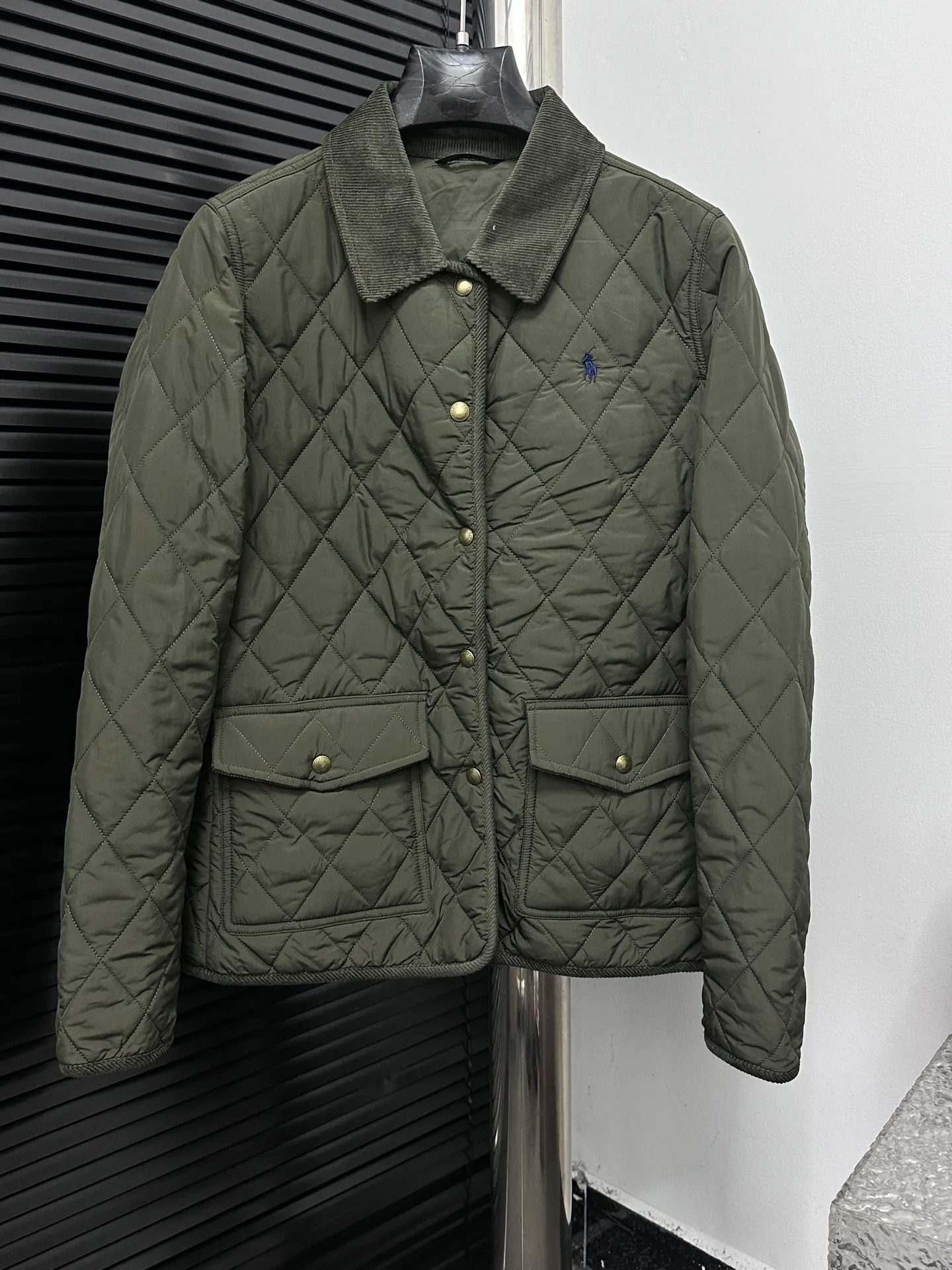 P530 【Ralph Lauren】Ralph Lauren cotton-padded jacket. The face is filled with imitation feather cotton. Three-in-one rhombus quilted embroidery. Soft and comfortable. Warm and comfortable. Corduroy strips run through the whole body. No knots or overlaps. Artificial curling. Fine workmanship. Does not look bloated. The upper body is light and not bloated. Soft and comfortable. Highly recommended. Size: S M L